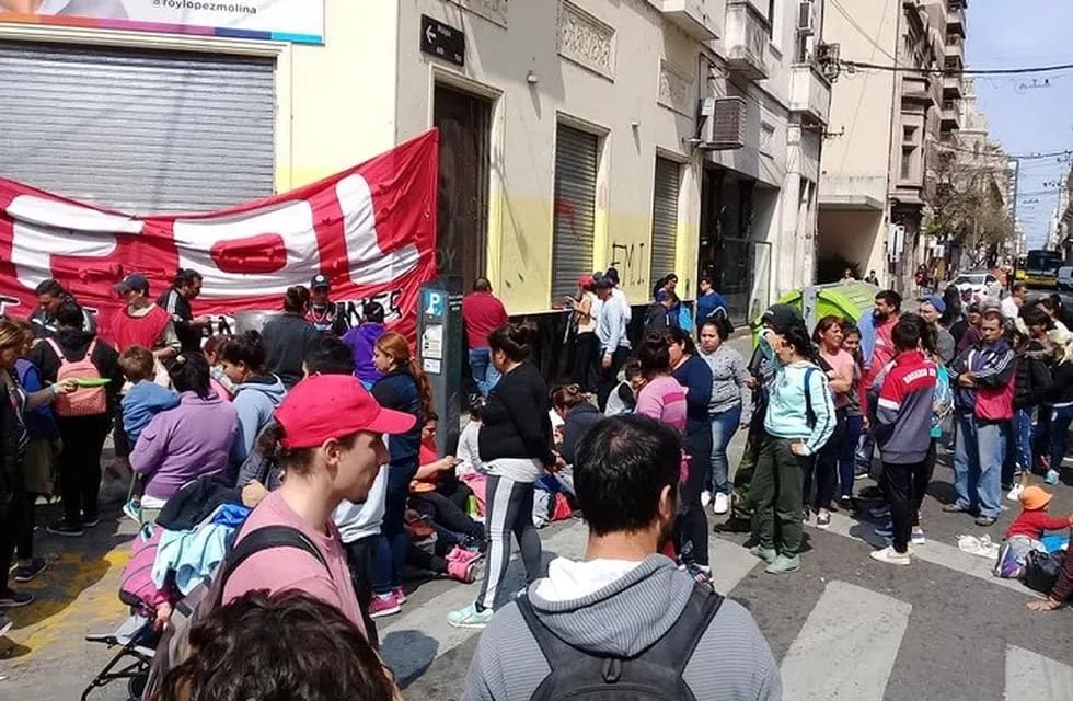 El Frente de Organizaciones en Lucha de Rosario instaló una olla popular frente a la sede Cambiemos. (FOL)