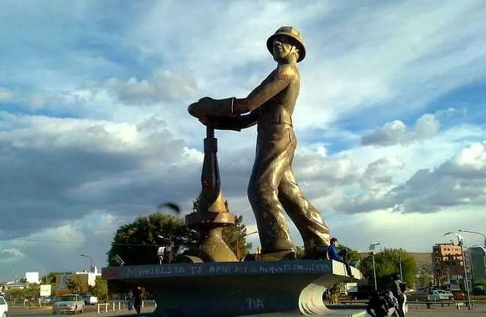 caleta olivia monumento al obrero petrolero