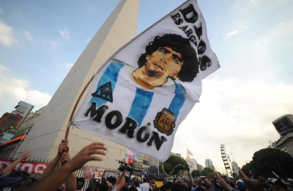 Cientos de argentinos despiden a Diego Armando Maradona en el Obelisco.