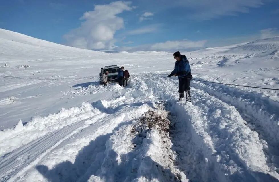 Chubut (Argentina), 26/07/2020.- A handout photo made available by the Argentine National Gendarmerie (GNA) showing members of that institution while assisting people isolated by the heavy snowfall, in Chubut, Argentina, 26 July 2020. Members of the Argentine Gendarmerie (militarized police) a gendarmeria nieve nevadas  patagonia