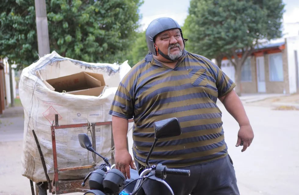 Cartonero y motoquero en Arroyito, la historia del Tucu