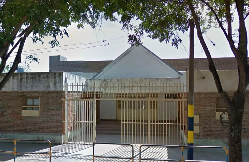 Un niño disparó un arma en la escuela ubicada en Constitución 3270. (Web)