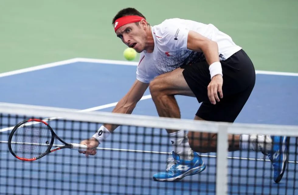 Leonardo Mayer no pudo con Roger Federer y se despidió de Cincinnati. Foto: AP.