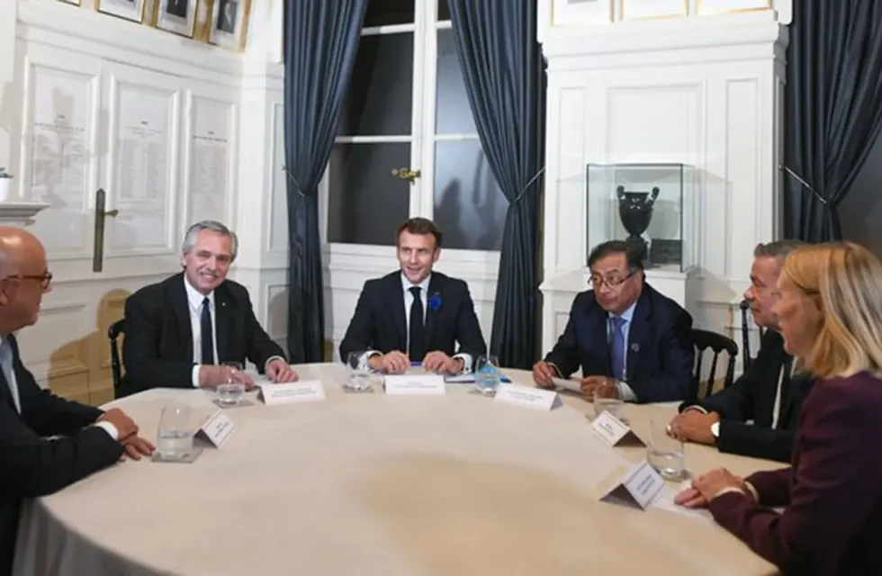 Los presidentes de la Argentina Alberto Fernández; de Francia, Emmanuel Macron y de Colombia, Gustavo Petro; junto a representantes de Venezuela, en París. Foto: Los Andes.
