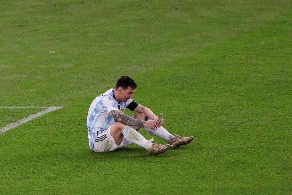En medio de las festejos por el título, Lionel Messi se comunicó con su familia en Rosario. (AP)