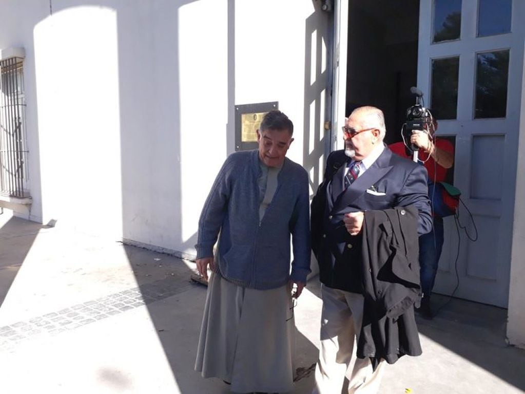 El padre Yáñez se retira de tribunales luego de ser absuelto de los cargos por abuso.