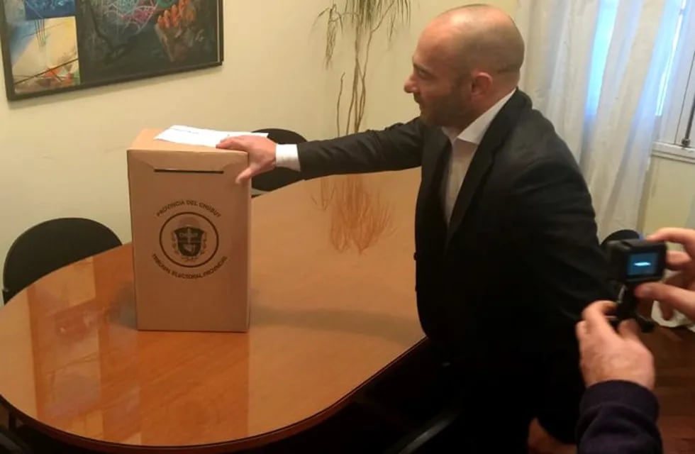 Imagen archivo. El ministro de Gobierno, Federico Massoni junto a una de las urnas que se utilizarán en las PASO del 7 de abril en Chubut.