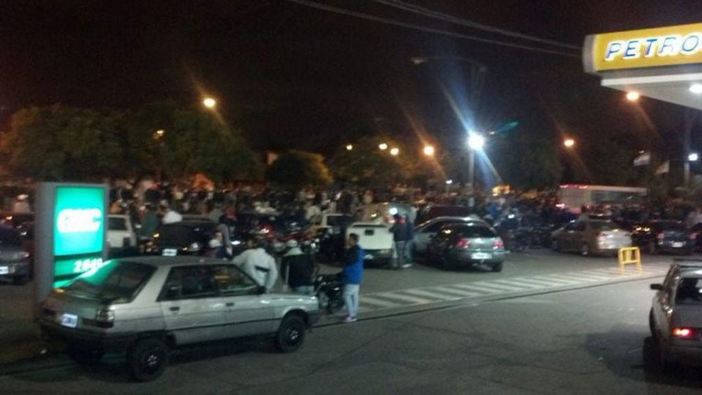 Las picadas de automóviles y motos, una situación que se repite en algunos puntos de la noche porteña (Foto: Archivo Vía País)