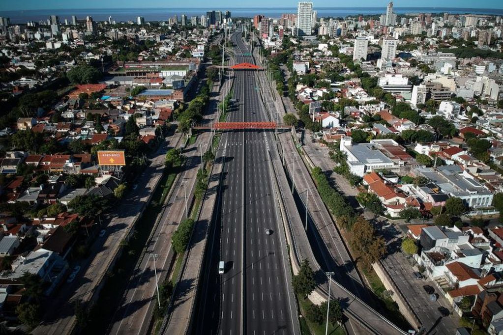 Autopista vacía durante la cuarentena obligatoria en Buenos Aires (Foto: Juan Ignacio Roncoroni/EFE)