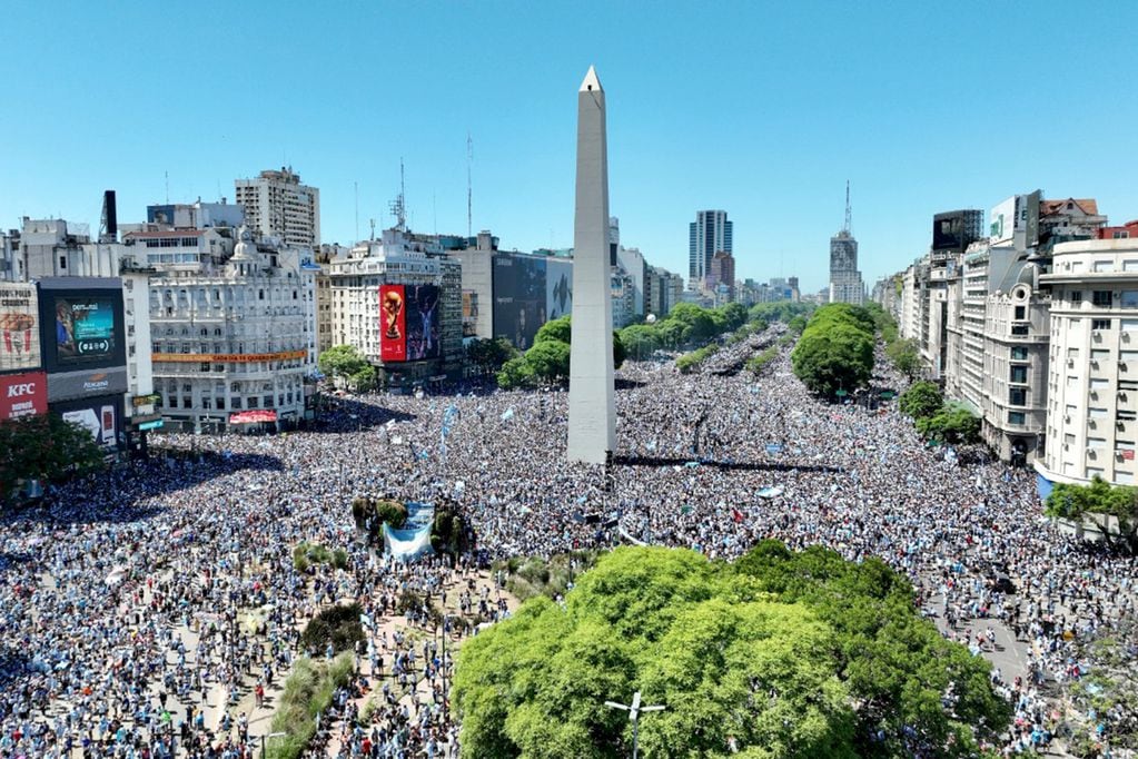 Miles de hinchas coparon el Obelisco para homenajear a los campeones del mundo. Foto: Clarín.