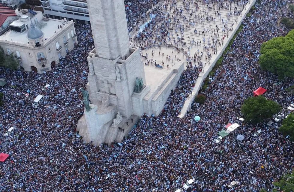 Cientos de miles de personas se reunieron frente al río tras la final del Mundial de Qatar.
