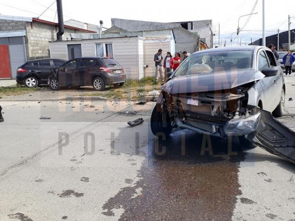 Colisionaron dos automóviles y embistieron a otro vehículo estacionado. Foto/Resumen Policial.