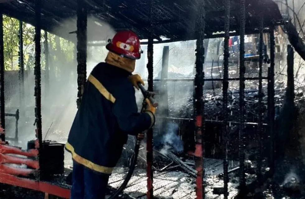 Los bomberos evitaron que las llamas dañaran las viviendas lindantes.