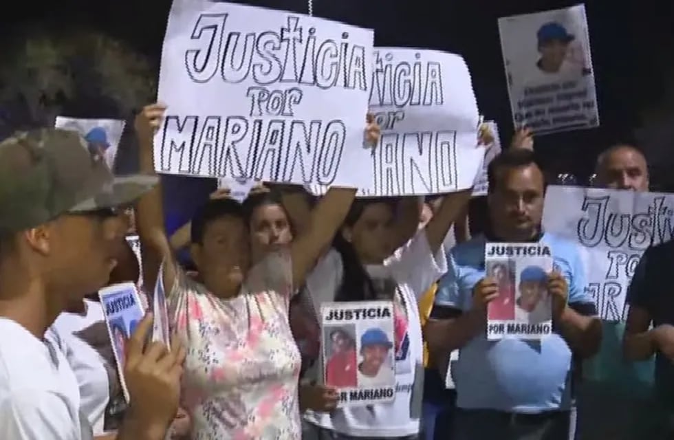 Familiares de Mariano, el joven aplastado por una bobcat, se manifestaron en el lugar del accidente.