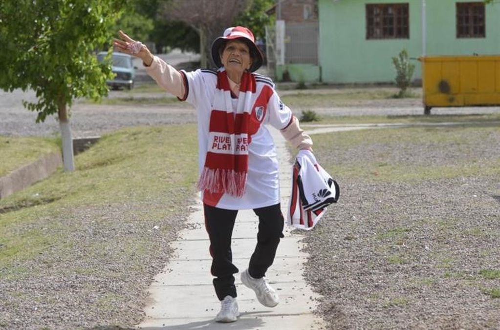 "Si gana River, no hay quien la aguante, especialmente los que somos hincha de Boca", cuenta una de las vecinas de Dominga.