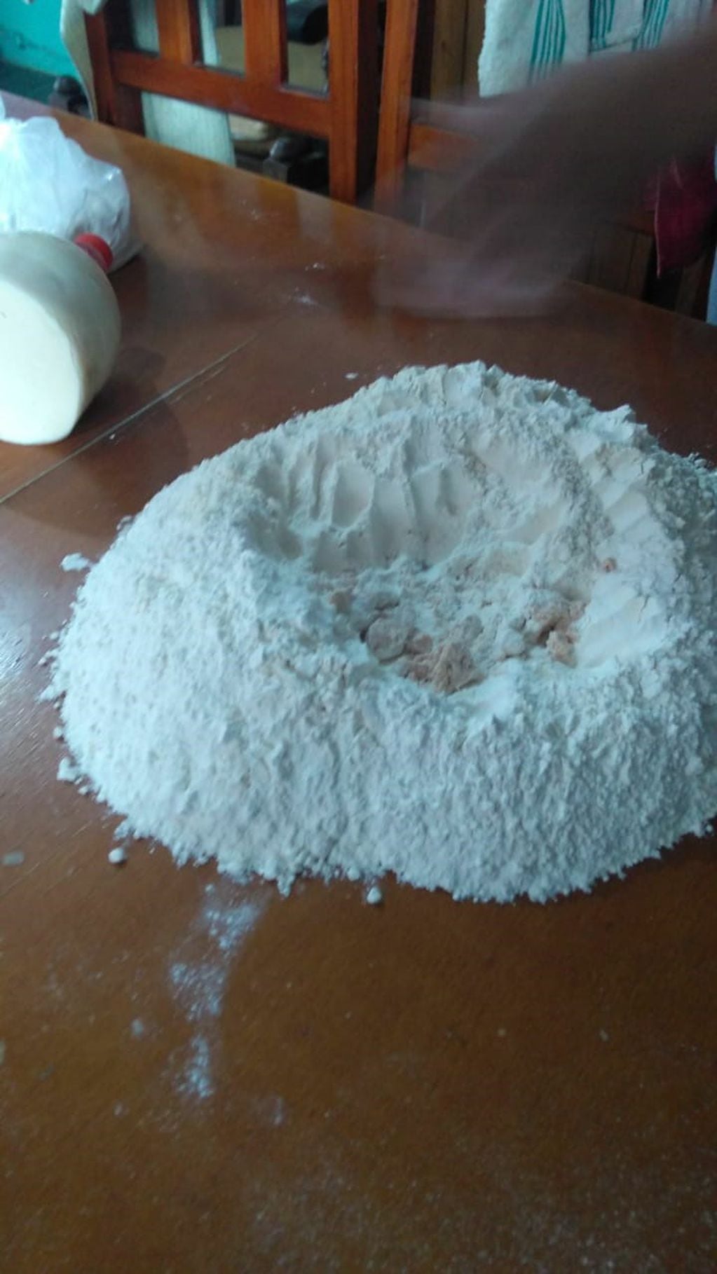 La harina colocada sobre una base firme y con el clásico hueco en el medio.