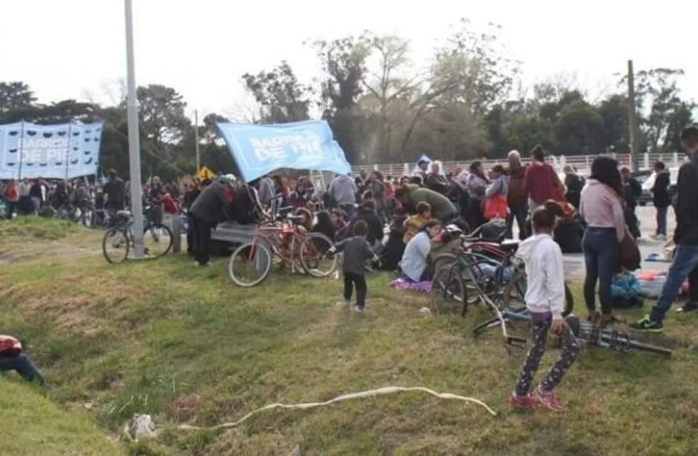 Movimientos sociales cortan los ingresos a Mar del Plata por las rutas 2 y 88. Fotos: 0223.
