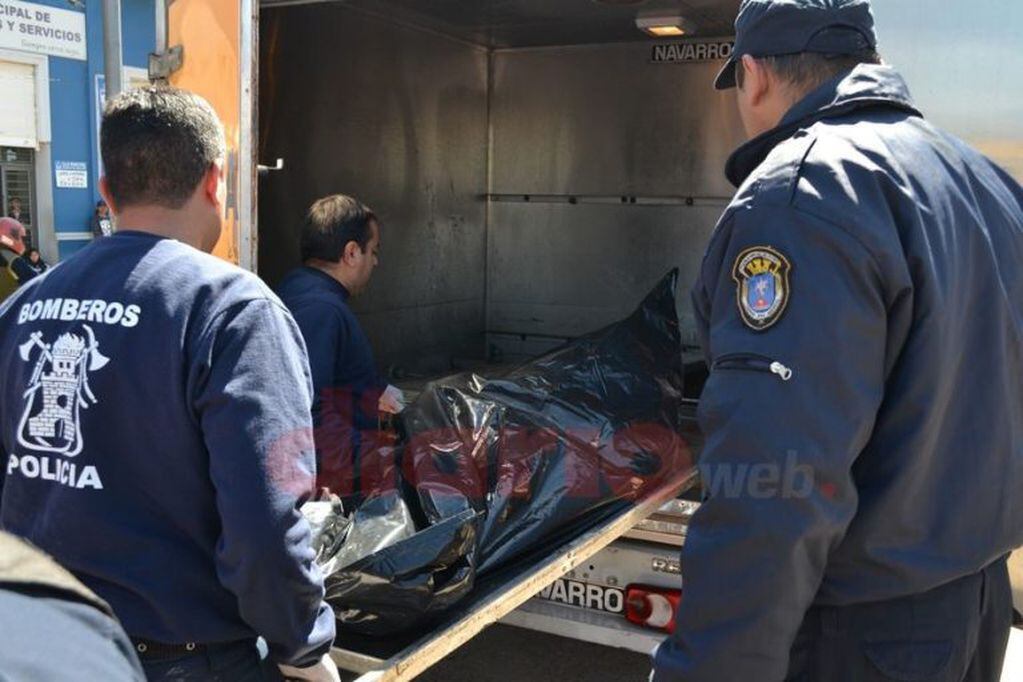 La Policía retira el cuerpo de Morales, que se ahorcó con una sábana.