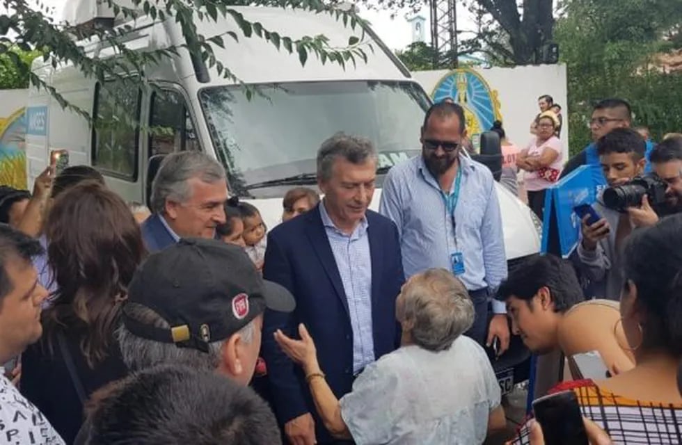 Una vecina de San Pedro accedió a dialogar brevemente con el presidente Macri en San Pedro de Jujuy.