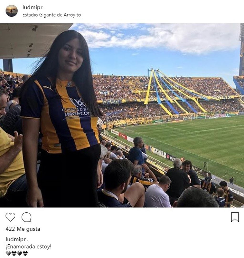 Ludmila romero, la novia santafesina de Rodrigo de la Sera lució su pancita de embarazada en la cancha de Rosario Central. (Instagram)