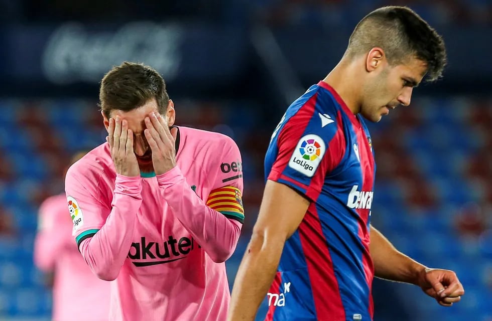 No quiere ver. Lionel Messi y un gesto de amargura por el empate ante Levante. (AP)