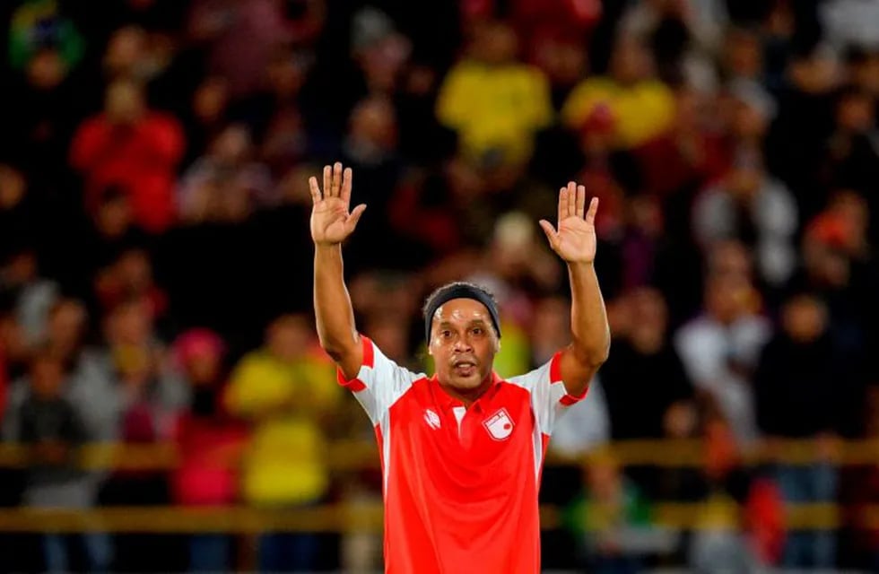 La increíble asistencia sin mirar de Ronaldinho en su partido despedida en Bogotá. (AFP)