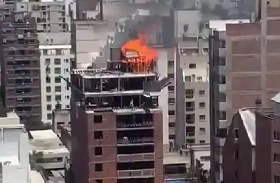 Córdoba: incendio en el terraza de un edificio en obra en calle Dean Funes