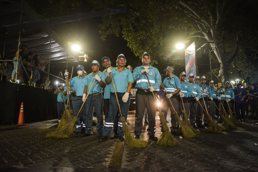 Municipales mendocinos emocionan con su trabajo en las calles de Mendoza.