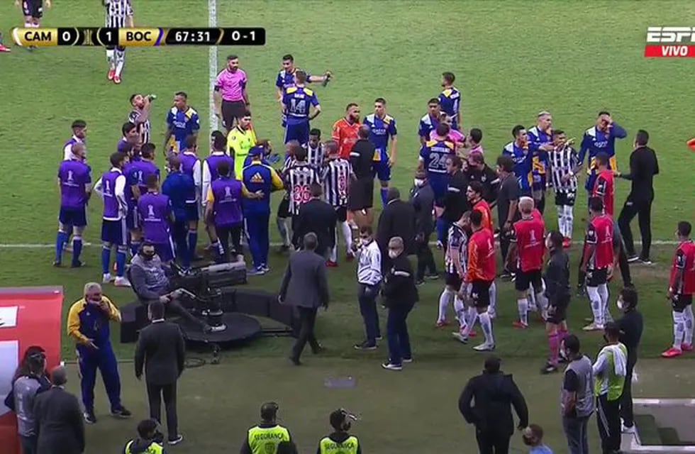 El momento de los forcejeos antes de que el árbitro Esteban Ostojich revisara el gol de Boca. (Captura de TV)