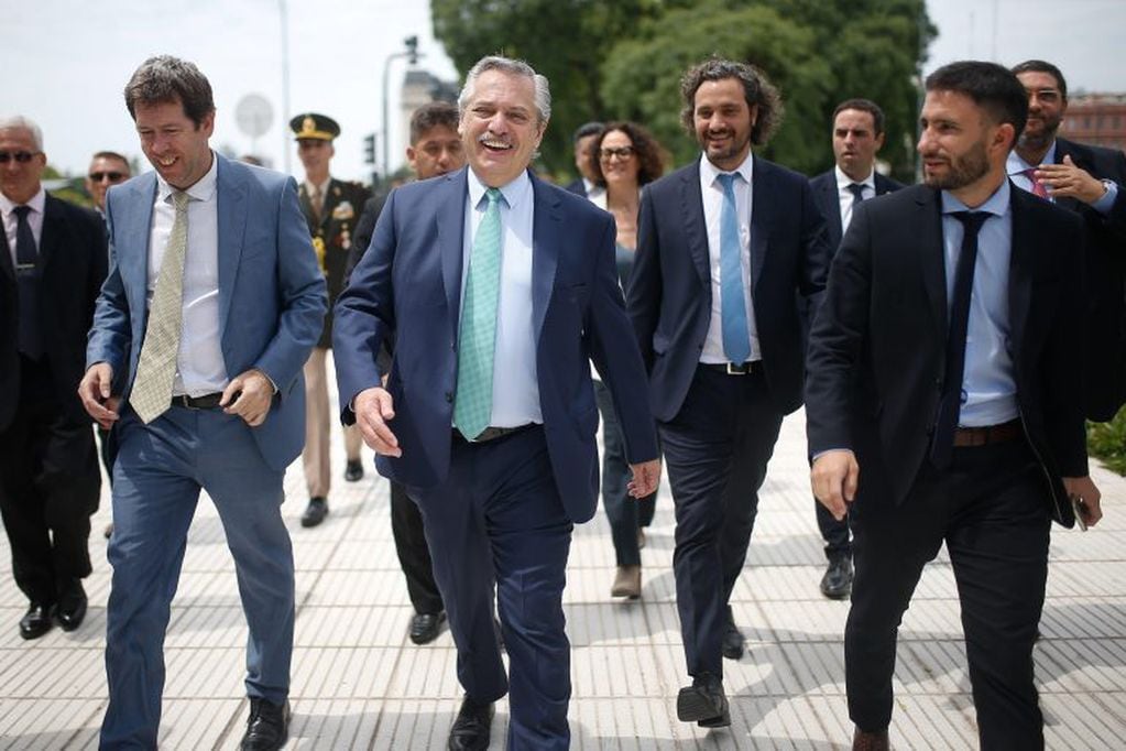 El presidente de Argentina, Alberto Fernández, camina junto a varios miembros de su Gabinete. (EFE)