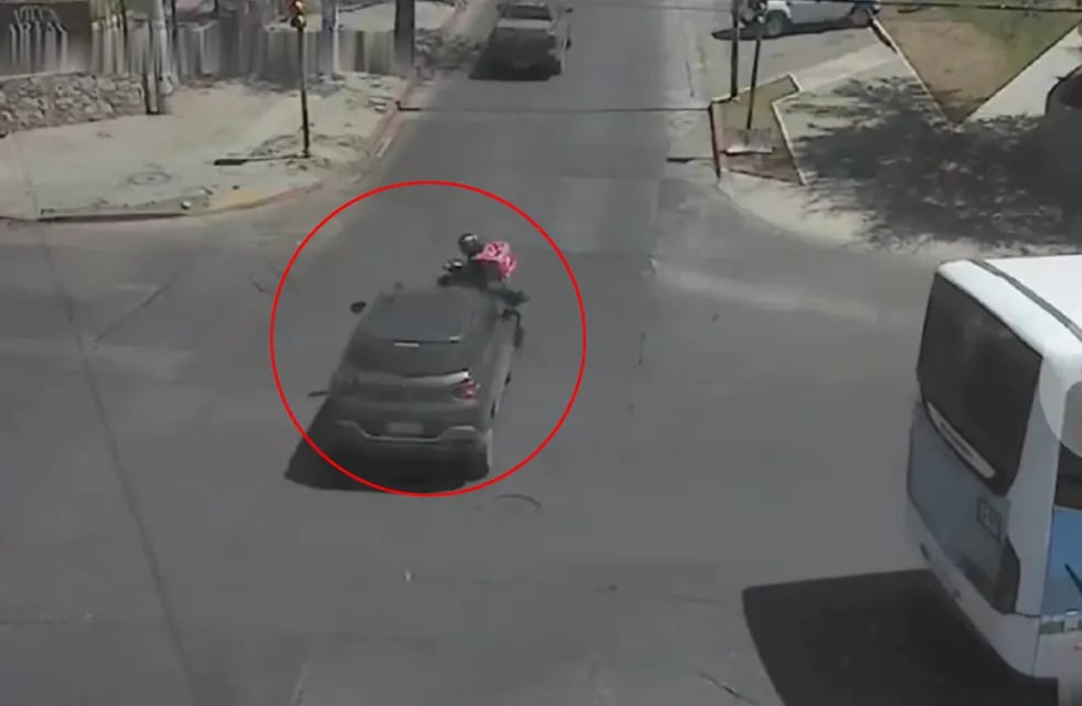 El momento en que el "motochoro" es embestido por un auto. Inseguridad en Córdoba. (Captura de video).