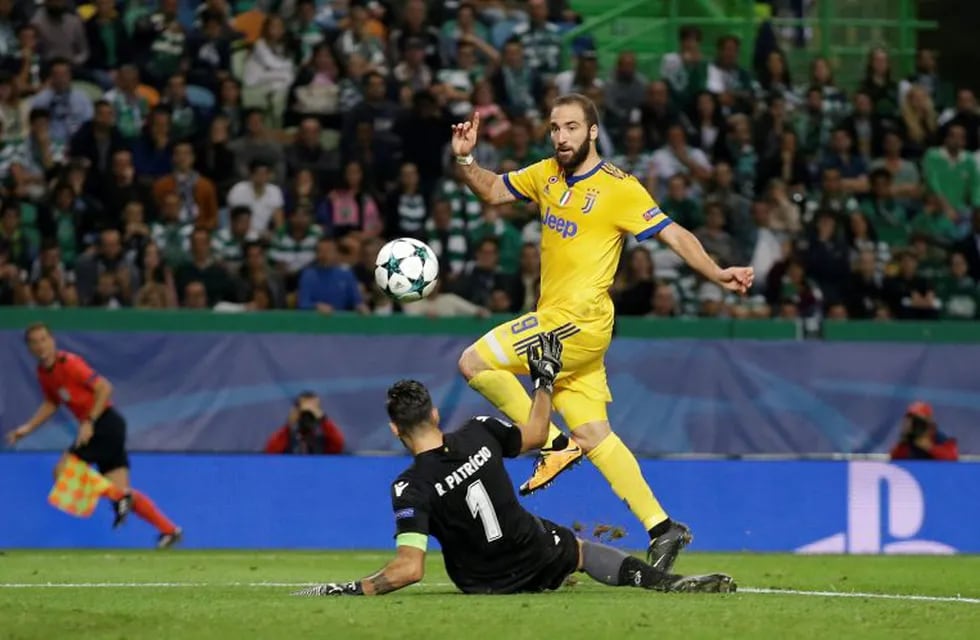 Juventus' Gonzalo Higuain scores his side's opening goal during a Champions League, Group D, soccer match between Sporting CP and Juventus at the Alvalade stadium in Lisbon, Tuesday, Oct. 31, 2017. (AP Photo/Armando Franca)