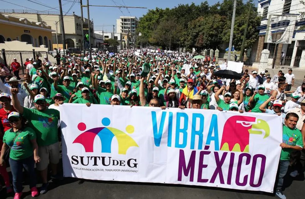 MEX112. GUADALAJARA (Mu00c9XICO), 12/02/2017.- Manifestantes participan en la marcha 