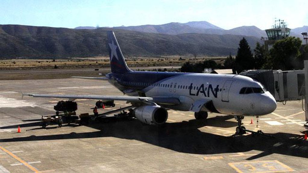 El aeropuerto Teniente Candelaria de Bariloche, en Río Negro, quedó fijado como uno de los nuevos "corredores seguros".
