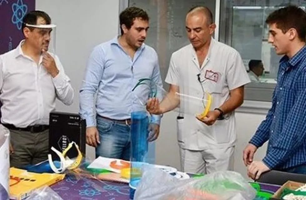Los referentes del COE Omar Gutiérrez y Pablo Jure, al momento de recibir una donación de máscaras para el personal de salud.
