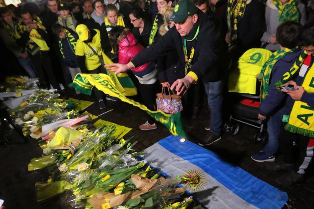 Varias personas realizan una ofrenda florar durante un homenaje a Emiliano Sala. (EFE).