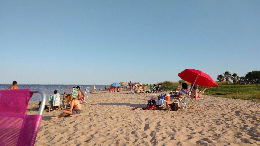 Las arenas naturales de Playa Grande lo distinguen del resto de los balnearios de Ansenuza.