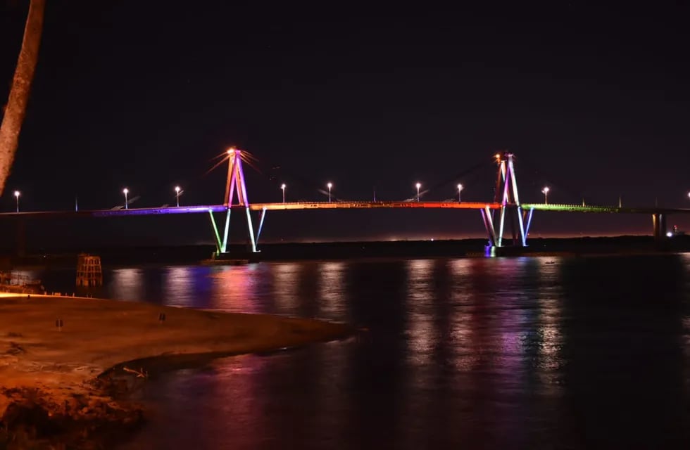 Luces ornamentales adornan el viaducto sobre el río Paraná en el tramo correntino, el puente conecta a Corrientes y Chaco.
