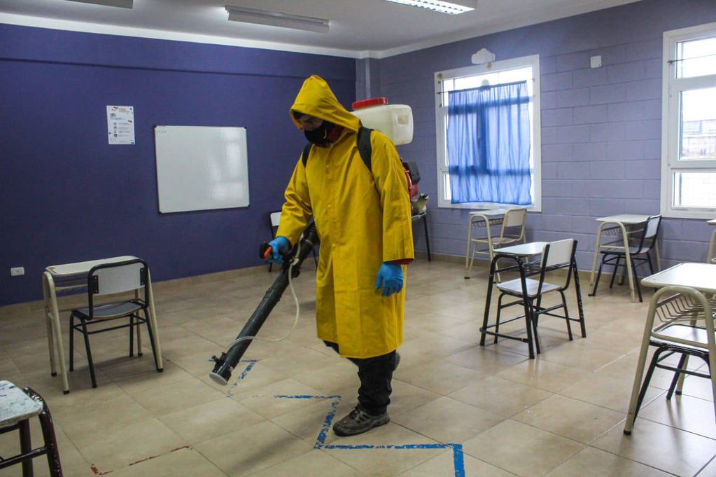 El fin de semana el Municipio de Tolhuin, a través de la Dirección de Defensa Civil llevó adelante tareas de desinfección en las instalaciones del edificio educativo Ramón Alberto Trejo Noel.
