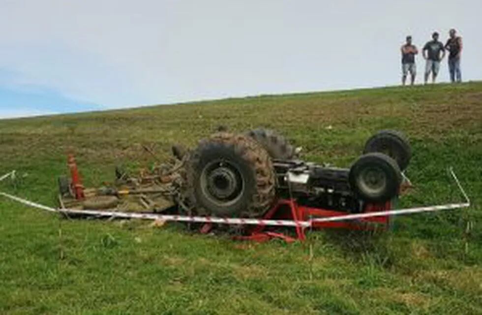 El tractor volcó y  aplastó al operario.