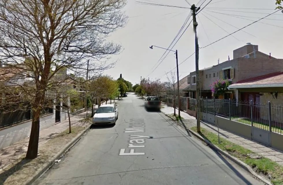 El asalto ocurrió en Fray Mocho al 2.600 en barrio Cerro de las Rosas. Una joven resultó herida de bala.