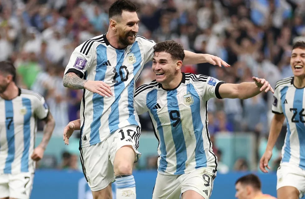 Julián Álvarez celebra con Messi el tanto de Argentina ante Croacia. (Prensa Fifa).