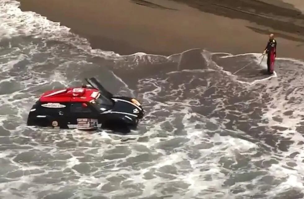 Al Rahji cuando casi pierde el auto llevado por las olas en Perú.