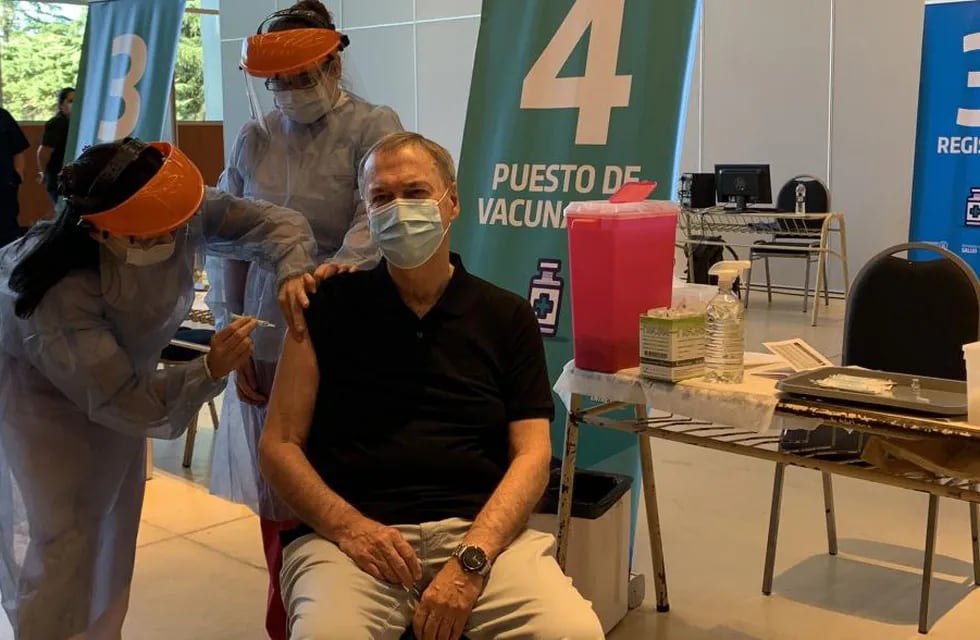 El gobernador  Juan Schiaretti recibió la primera dosis de la vacuna Sputnik V (Prensa Gobierno)