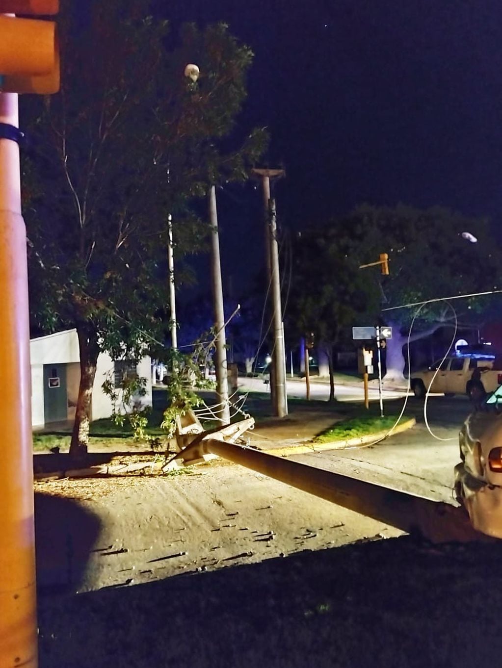Un utilitario chocó una columna de hormigón de la EPE y dejó sin servicio a 5 barrios rafaelinos