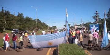 Puerto Iguazú: corte de ruta nacional 12 por parte de trabajadores del sector turístico