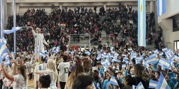 Emotivo compromiso a la BanderaArgentina en el Estadio Arena Más de 800 niños, familias y docentes participaron del acto encabezado por el Intendente Esteban Avilés.