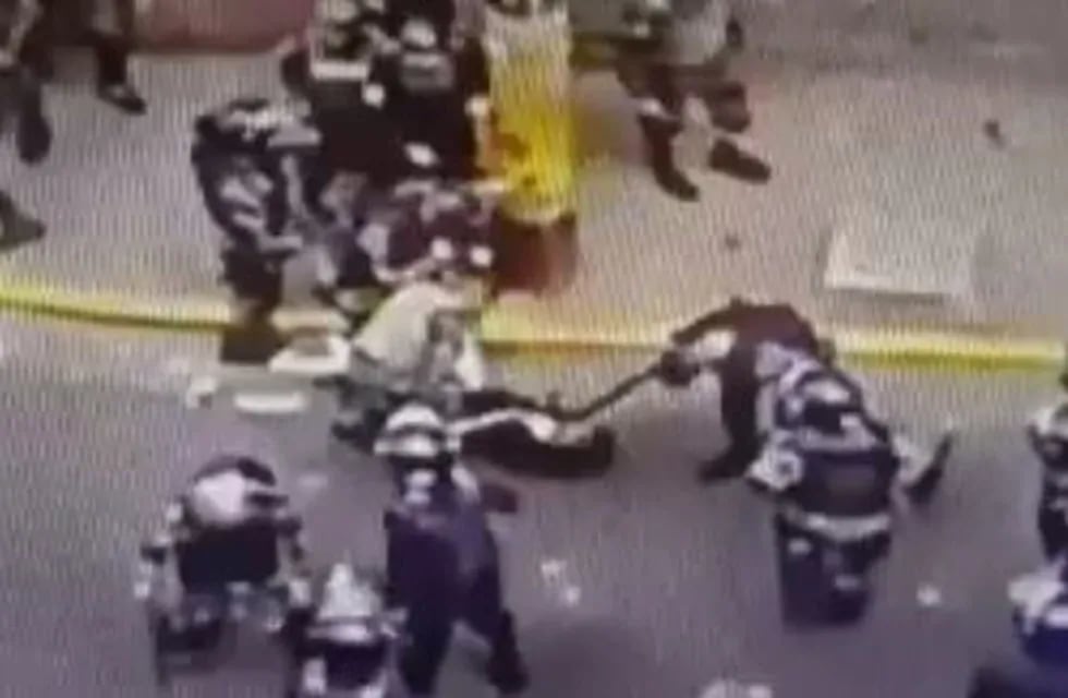 Brutal golpiza de la policía a un hincha en Honduras.