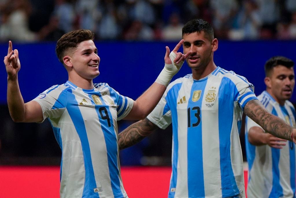 El delantero Julián Álvarez (9) celebra tras un gol para Argentina en el partido contra Canadá por el Grupo A de la Copa América, el jueves 20 de junio de 2024. (AP Foto/Mike Stewart)