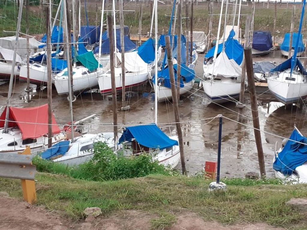 Las caletas de los clubes náuticos de la zona norte están totalmente sin agua y las embarcaciones en el barro. (Vía Rosario)
